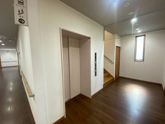 落ち着いた雰囲気の廊下