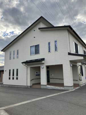 白い建物の外観