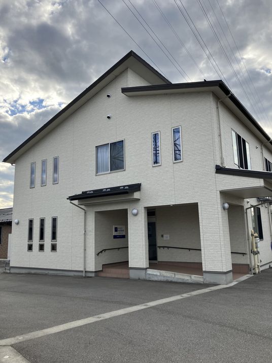 白い建物の外観