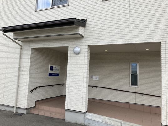 開放的な建物の外観