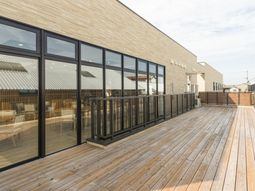 明るい木製テラス