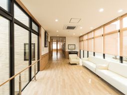 明るい廊下と休憩スペース