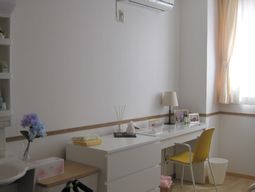 明るい居室のデスクエリア