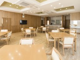 明るく広々とした食堂