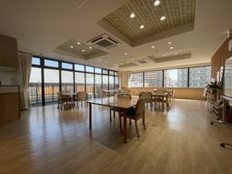 明るい食堂の室内風景