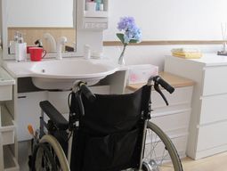 車椅子と洗面台の居室
