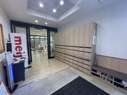 エントランスの明るい廊下
