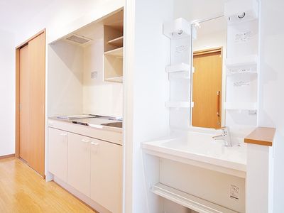 清潔感のある洗面台とキッチン