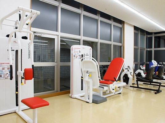 清潔な機器付きトレーニング室