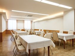 明るい食堂の様子