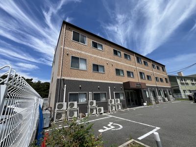 駐車場のある外観