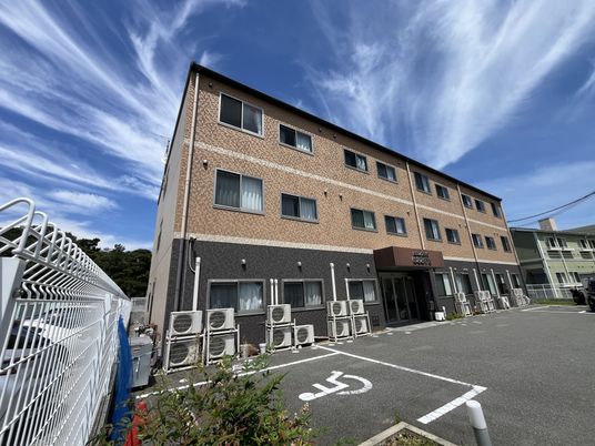 駐車場のある外観