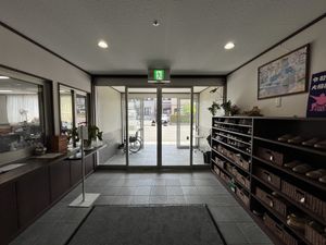 落ち着いた入口ロビー  