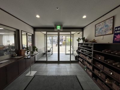落ち着いた入口ロビー  
