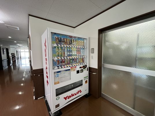 自動販売機が設置された廊下