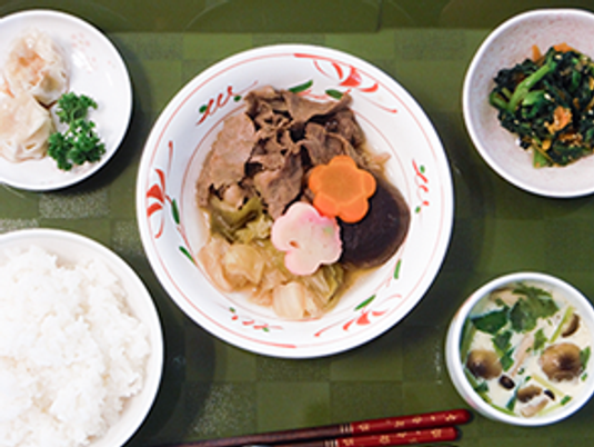 彩り豊かな料理の盛り付け