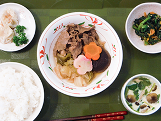 彩り豊かな料理の盛り付け