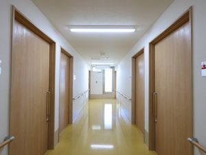 清潔な病院の廊下