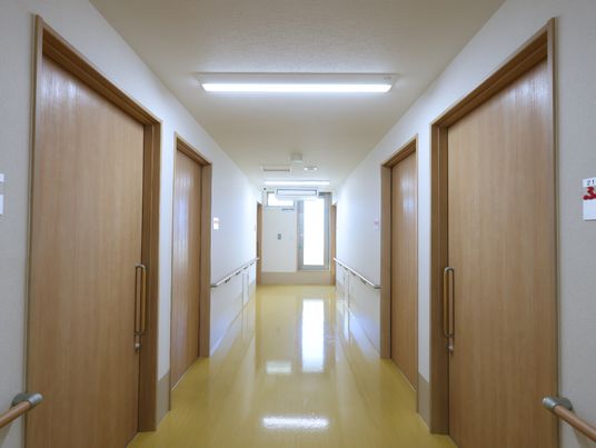清潔な病院の廊下