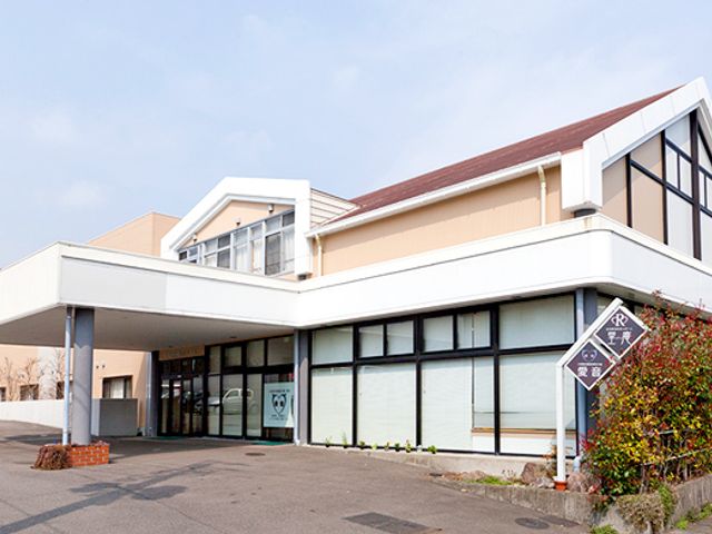 広々とした外観 外観 大きな建物で、広々とした空間が感じられます。手入れの行き届いた外壁が印象的です。