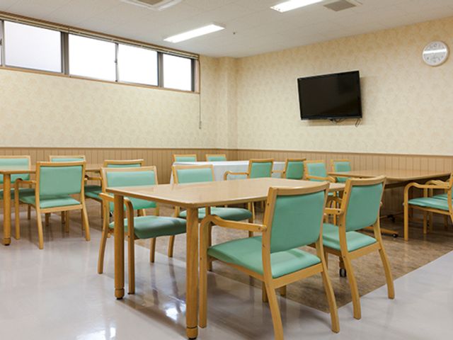 落ち着いた室内空間 ダイニングルーム 広々としたダイニングルームでは、自然光が降り注ぐ中で食事を楽しめます。温かみのある家具が魅力です。