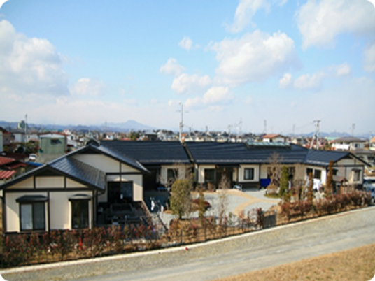 施設の外観と周辺の街並み  