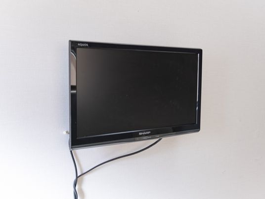 壁に設置されたテレビ