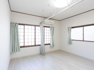 明るい個室の居室