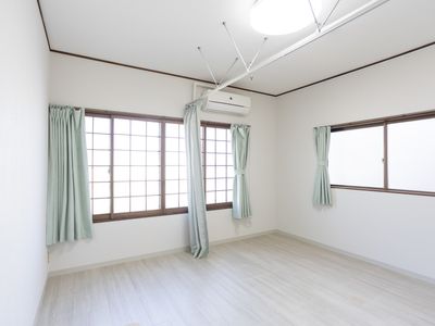 明るい個室の居室