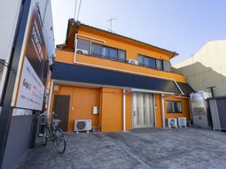 オレンジ色の建物外観