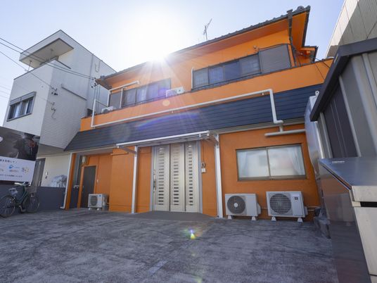 明るい建物の外観