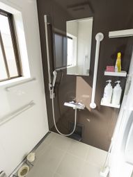 広々とした浴槽のあるバスルーム