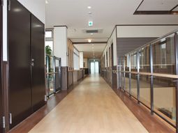 清潔な施設の廊下