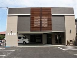 モダンな建物のエントランス