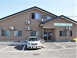 明るい建物のエントランス