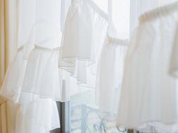 明るいカーテンの窓辺  