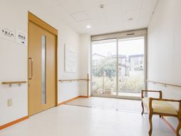 広々とした明るい廊下