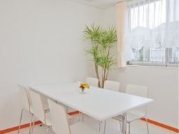 白いテーブルと植物のある部屋