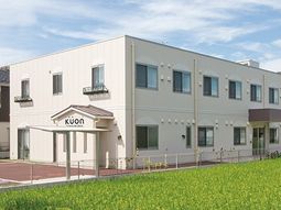 明るい建物と緑の庭