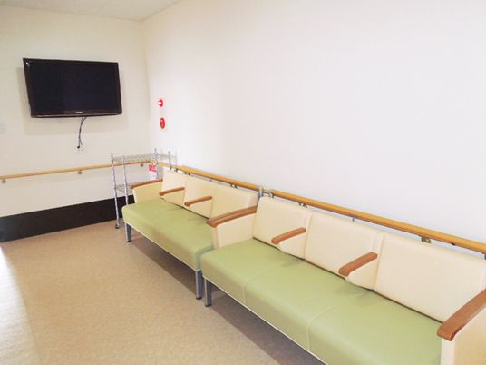 待機スペースのベンチとテレビ