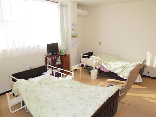 明るい二人部屋の居室