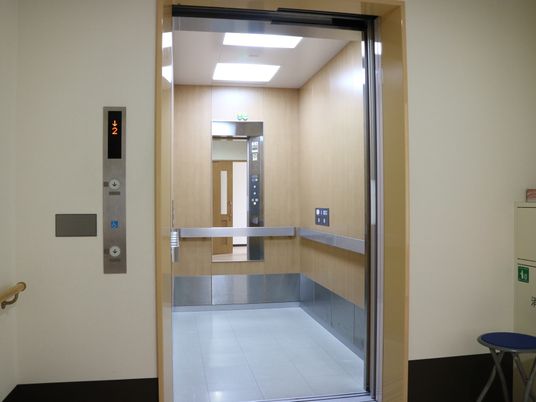 木目調エレベーターの出入り口