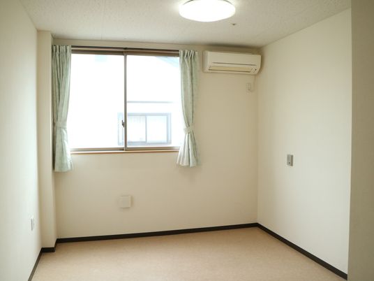 明るい個室の居室