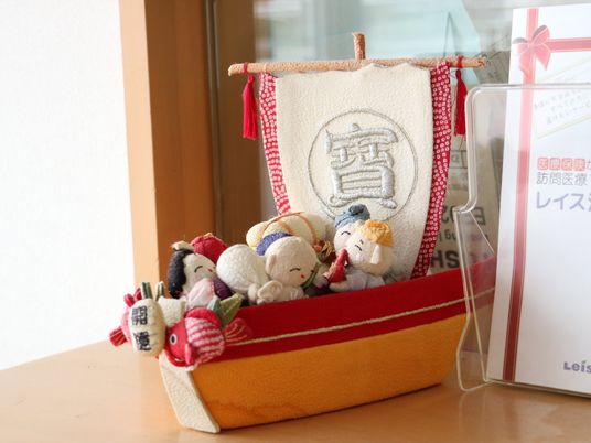 和風の装飾品と冊子