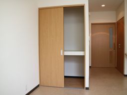 木製クローゼットの開口部