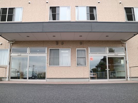 施設の入り口正面ビュー