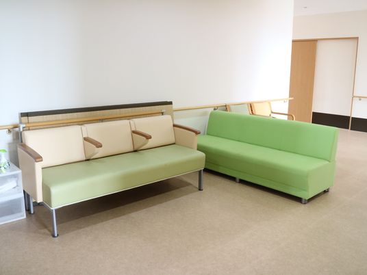 待合室のベンチと椅子