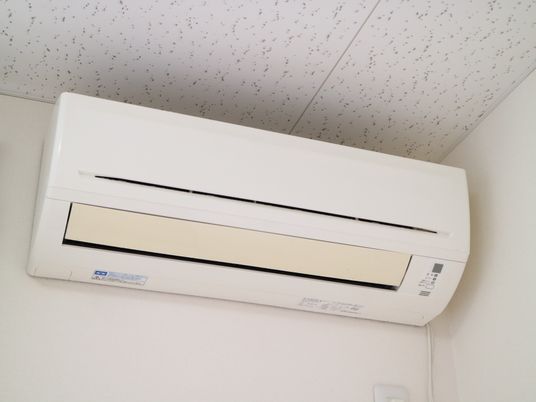 壁に取り付けられたエアコン