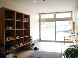 エントランス清潔で明るい