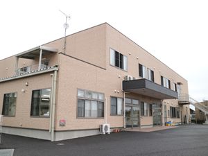 明るい外観の建物